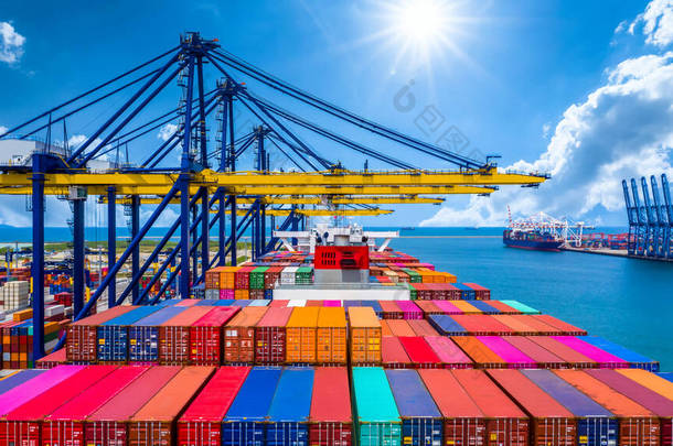 <strong>集装箱</strong>船在深海港卸货，全球商业物流进出口货物运输在全球范围内由<strong>集装箱</strong>船在海上卸货，<strong>集装箱</strong>船在货船上装货.