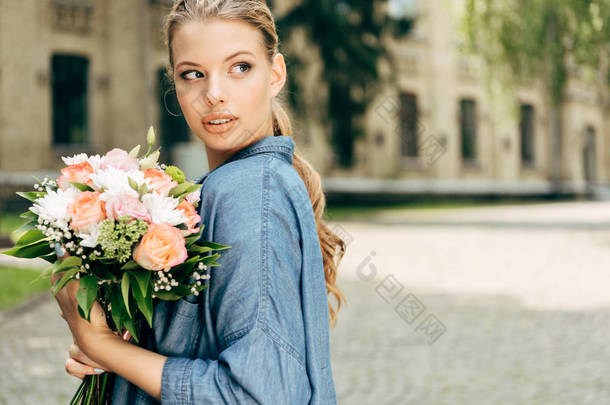 迷人的年轻女子, 花花束看着<strong>远离</strong>