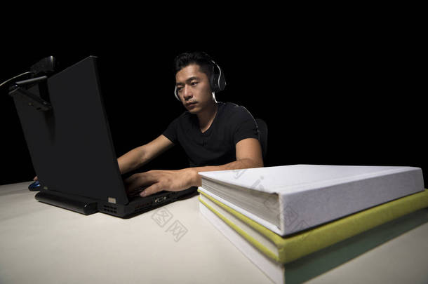 男大学生失眠熬夜玩电子游戏, 而忽略了读书的学习。他<strong>沉迷</strong>于 pc 游戏在线或是一个流光.