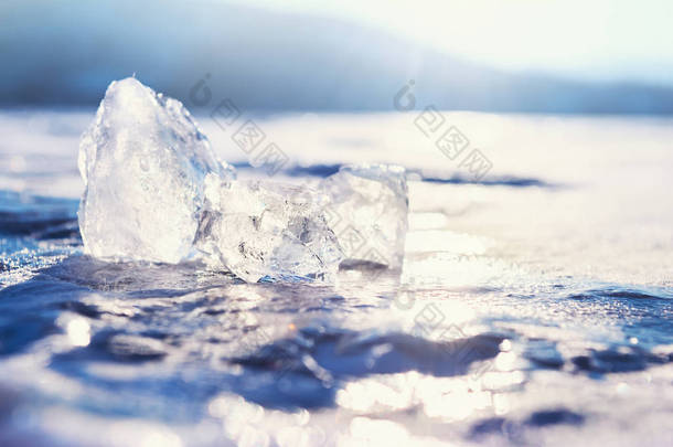 冰冻湖上的冰.