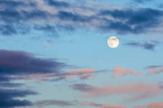 黄昏的风景。满月的天空。带有柔和色调的猛烈风暴云.
