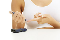 测量血糖水平的糖尿病患者