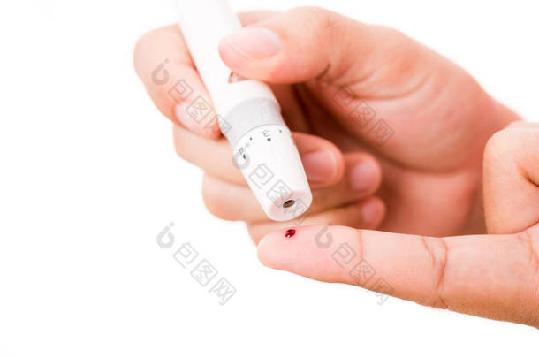 用她的手指上的一个手试地窖测量血糖水平，她监测高血糖和血糖保健概念