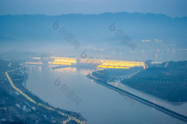 黄昏时分的三峡大坝是世界上最大的水利工程，位于中国湖北省宜昌市