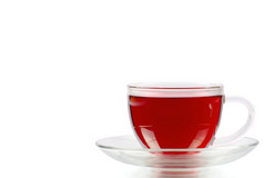 红色玻璃杯子里的茶