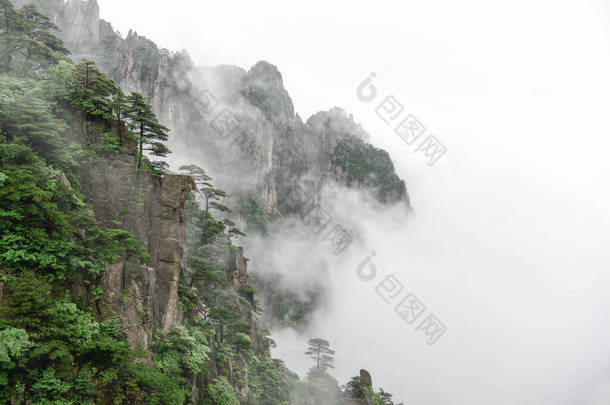 黄山黄山安徽南部的一个山脉.