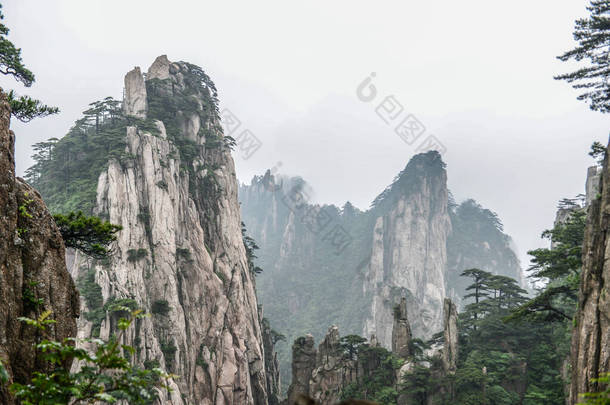 黄山黄山安徽南部的一个山脉.