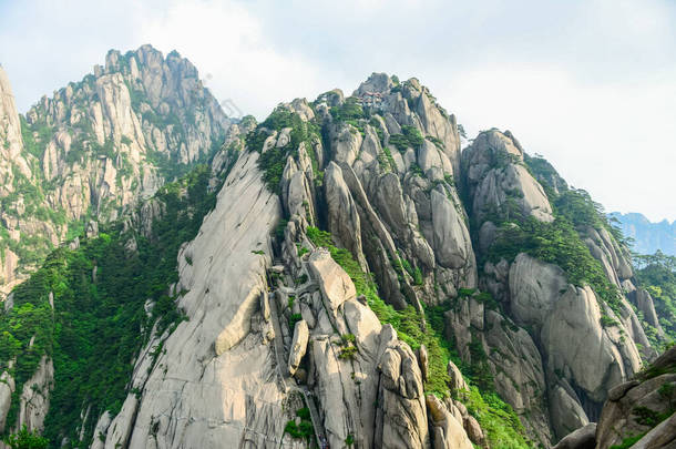 黄山黄山安徽南部的一个山脉.