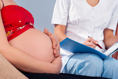 怀孕的女人完全不经咨询与医生