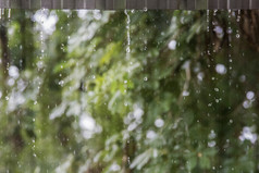 雨从屋顶倾泻而下