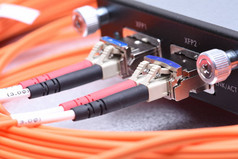 网络光纤电缆连接到千兆位接口转换器