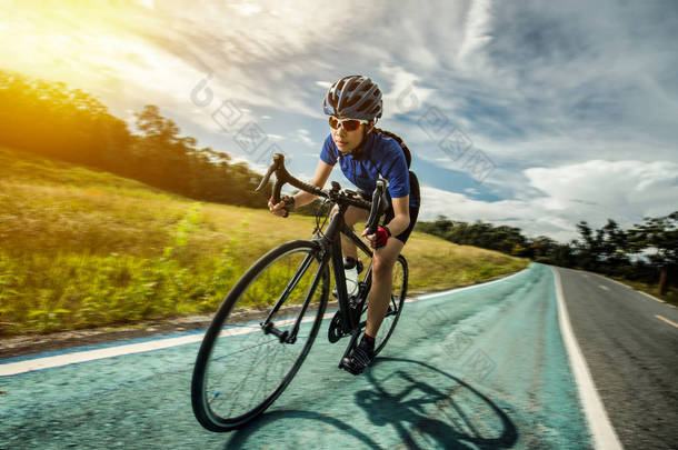 女人骑<strong>自行车户外运动自行车</strong>道