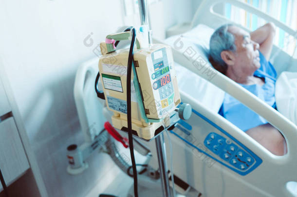 老年病床输液泵的图像、医疗