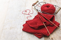手工针织红色围巾和心形线程