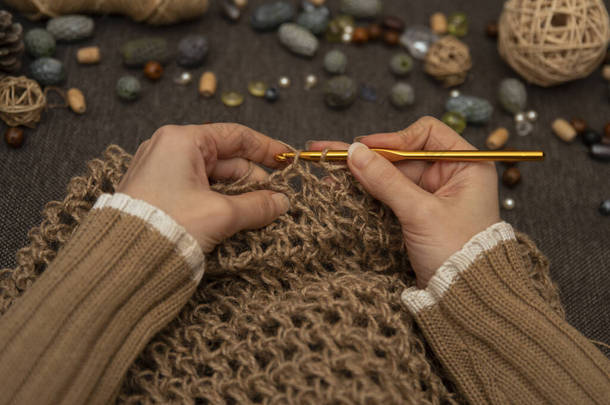 女性手用钩针编织针织.业余爱好、手工艺品和手工制品。螺纹，纱线球，斜线，筒子，线轴.