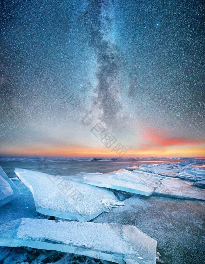 晚上在海边的冰海湾和星在晚上时间银河在大图片-包图网企业站