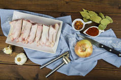 原料和 freesh crubeens 或猪猪蹄同一些成分，做饭