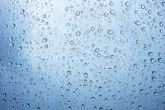 在玻璃上的雨水滴
