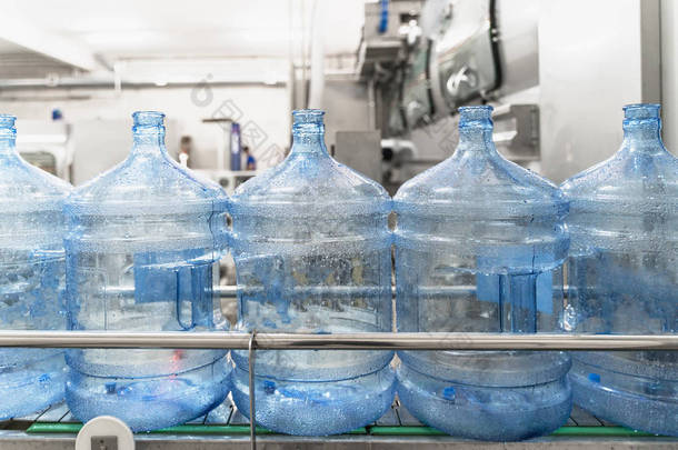 纯水厂自动输送线或皮带上的蓝色塑料瓶