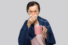 亚洲老妇人感到发烧和生病