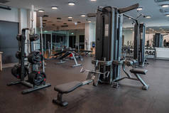 现代光健身房。在健身房的运动器材。在机架上的不同重量 barbells.