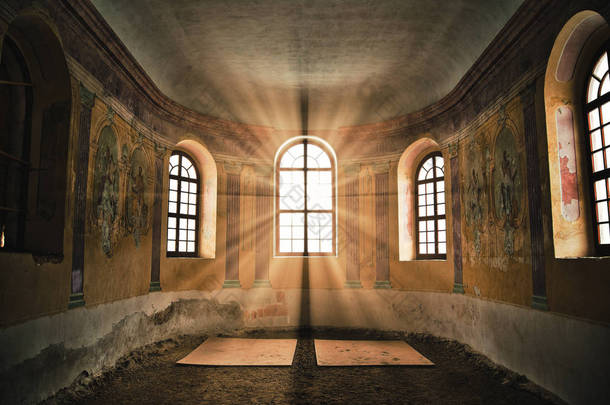 古老的荒芜教堂内部, <strong>阳光透过窗户</strong>闪耀