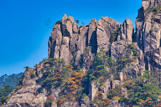 高大的花岗岩山,绿树成荫,蓝天白云.黄山风景(黄山).教科文组织世界遗产所在地。中国安徽省.