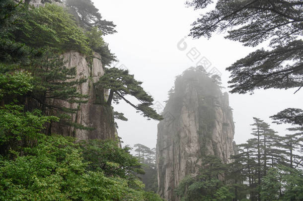 <strong>黄山黄山</strong>安徽南部的一个山脉.