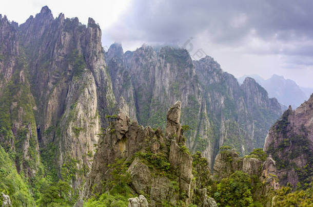 黄山（黄山），中国东部安徽省南部的一个山脉。它是联合国教科文组织世界遗产，也是中国的主要旅游目的地之一。.