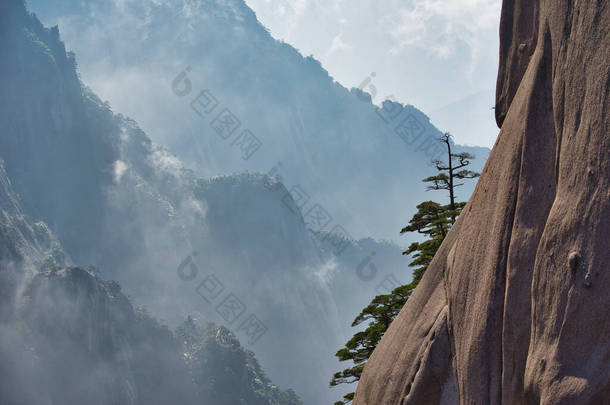 花岗岩山周围白云的动态视图.<strong>黄山风景</strong>(黄山).教科文组织世界遗产所在地。中国安徽省.