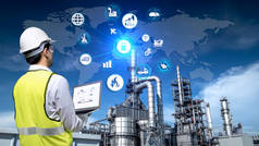 精炼厂油气精炼工艺行业4.0，工程师工作双重曝光，工业能源系统网络图标概念.