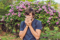 年轻人打喷嚏是因为对花粉过敏.