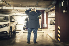 惊讶和惊讶的人发现在地下车库停车场丢失汽车。被盗汽车概念