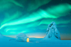 冬天的场景，明亮的极光和雪白的冰屋
