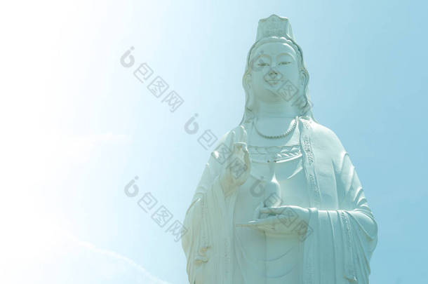 在越南岘港 (大南) 的灵寺, 圣母雕像 (慈悲<strong>菩萨</strong>) 雄伟壮丽的景色。白色 Ladybuddha 雕像 (慈悲<strong>菩萨</strong>) 在蓝天背景下