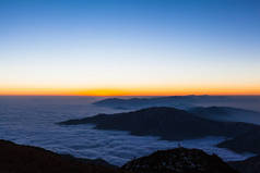 四川牛背山（牛背山）山顶上的山体轮廓和壮丽的云彩景观，让人叹为观止