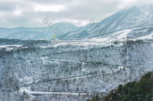 空中无人俯瞰西岭<strong>雪山</strong>,四川滑<strong>雪</strong>场紧邻成都.<strong>山</strong>路蜿蜒穿过树林、滑<strong>雪</strong>场和旅游基地。<strong>冬</strong>季体育活动.