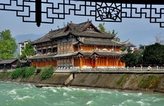 都江堰，中国： 茶的房子和小河