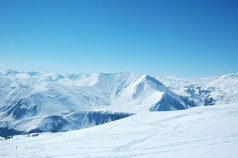 冬天大雪下的高山