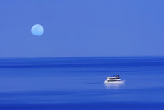 月亮结束与船上的蓝色湖泊