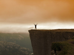 到达 preikestolen