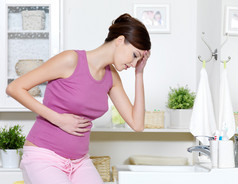 怀孕的女人与强的胃和恶心的痛苦