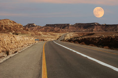 狭窄公路穿越在以色列的沙漠里运行.