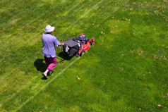 雄性园丁工作与草坪割草机