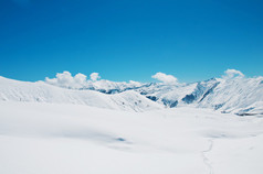 冬天大雪下的高山