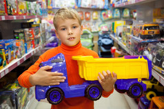 这个男孩在店里用手中的玩具卡车