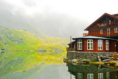 在山脉、 喀尔巴阡，罗马尼亚，欧洲在湖边的房子