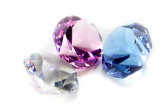 三种不同的彩色的钻石