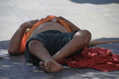 马德里-aug 22： 无家可归者睡在地板上在 2011 年 8 月 22 日