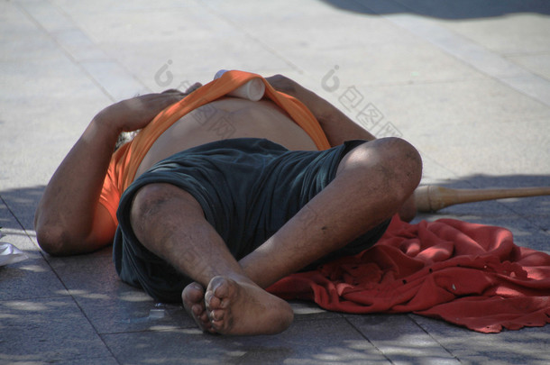 马德里-aug 22： <strong>无家可归</strong>者睡在地板上在 2011 年 8 月 22 日